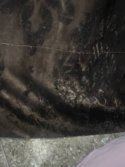 Velvet curtains like new zada use nahi huye dubble size ka ek hai