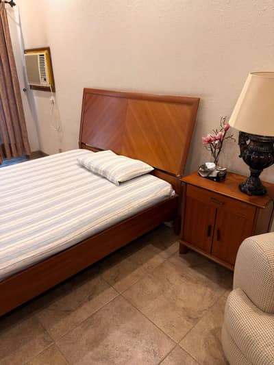 I am selling queen size bed +971529603357 is number pr contact karein