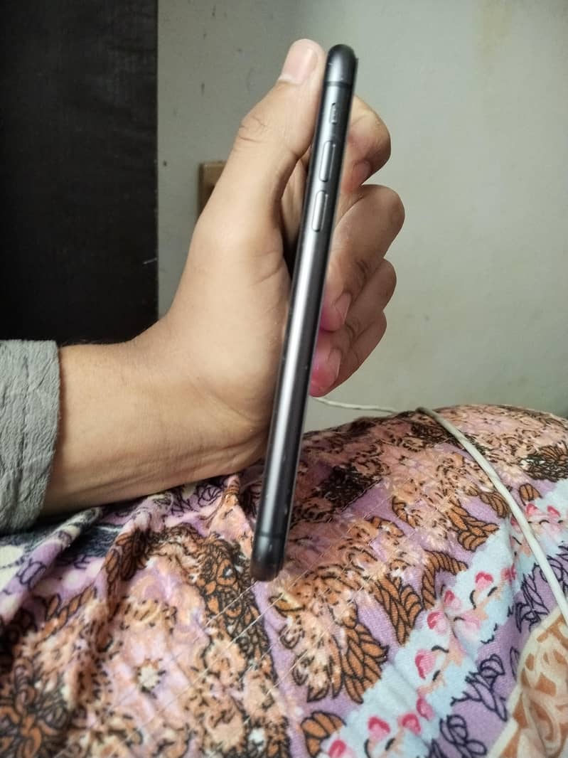 Apple iPhone 11 3