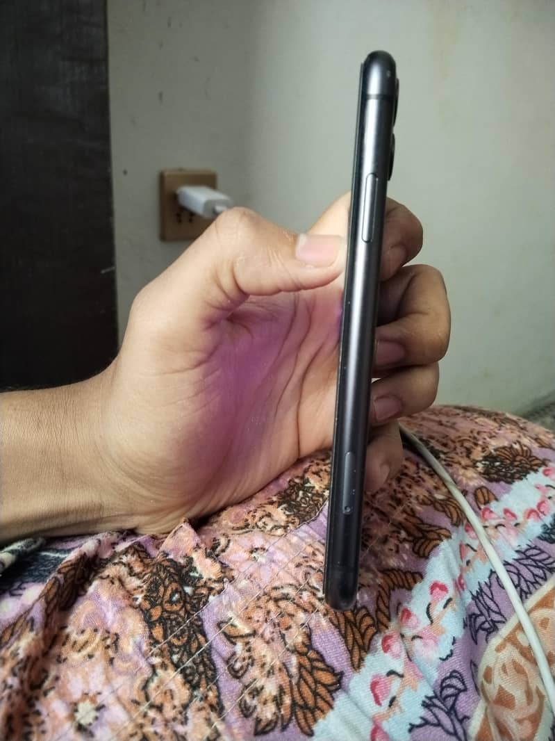 Apple iPhone 11 4