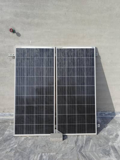 Solar plates with battery, controller and Fan