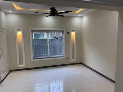 VIP 3 BEDROOM UPPER PORTION FOR RENT, Gas seperate ideal location this Near to KFC