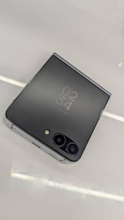 Brand New condition Z Flip 5  for sale