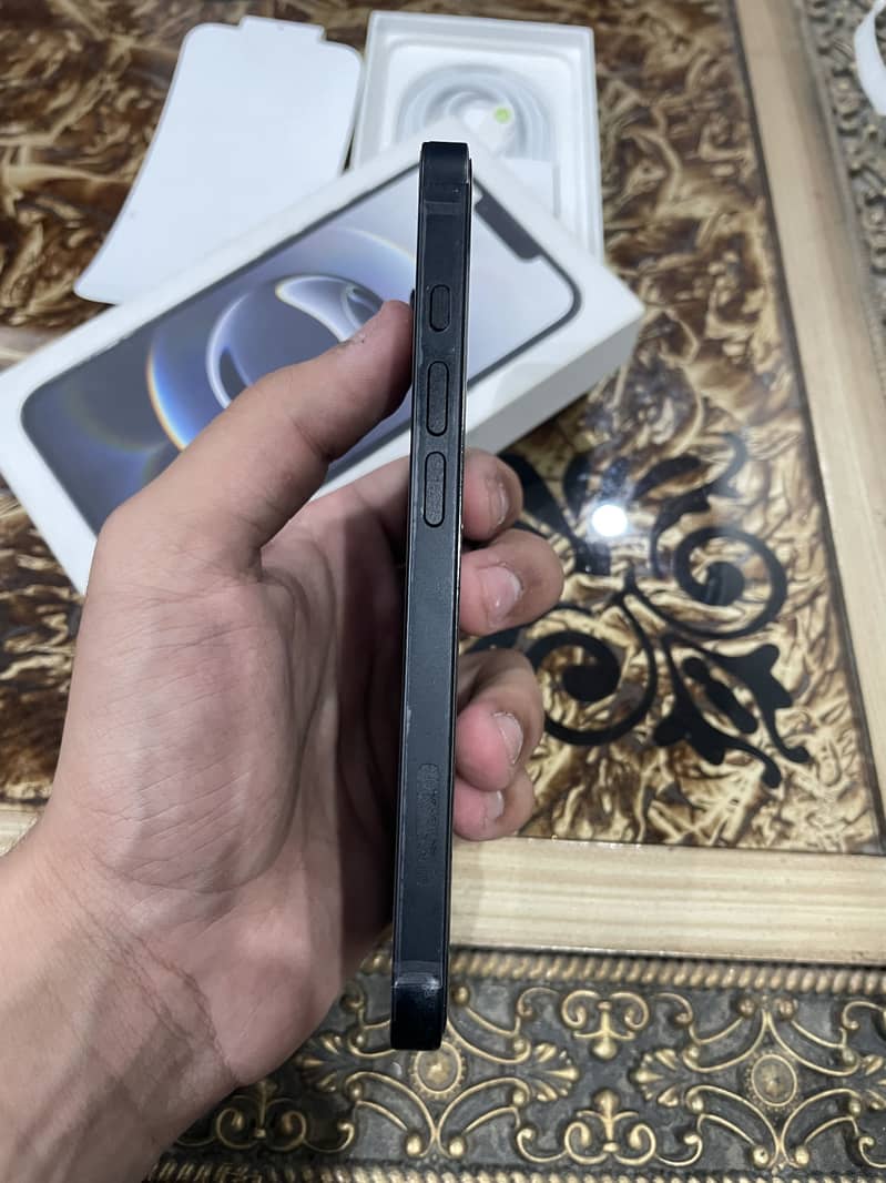 IPhone 16e 6