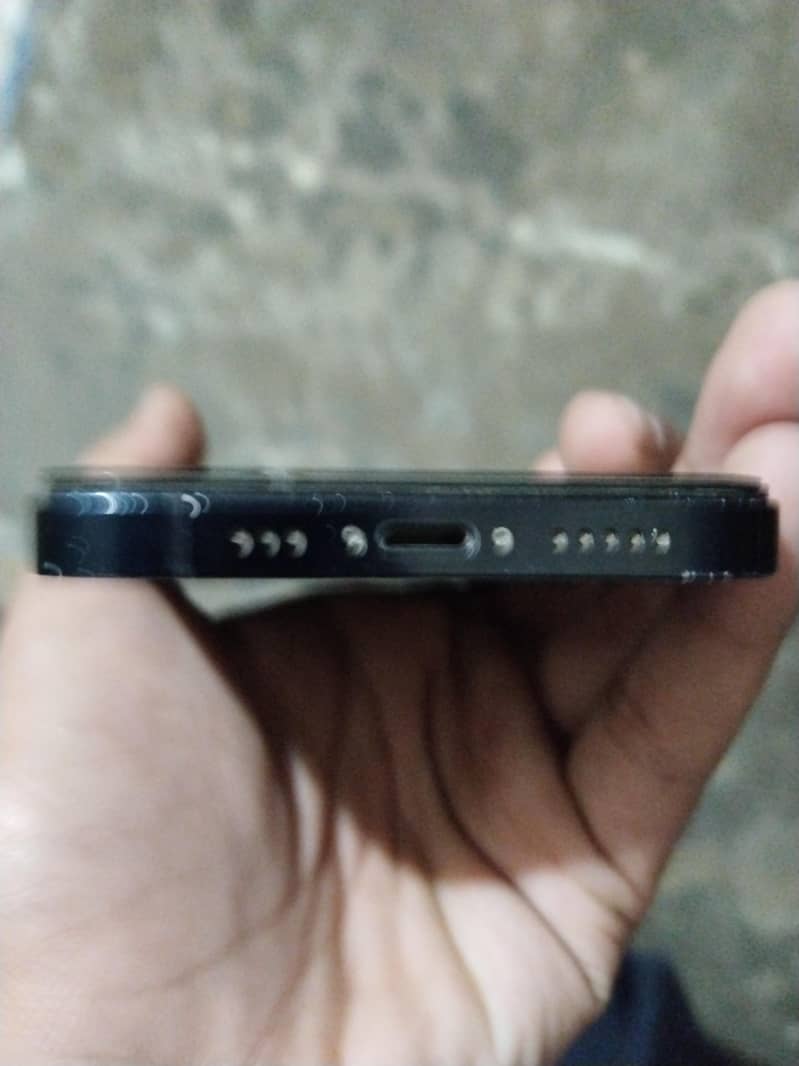 Apple iPhone 12 4