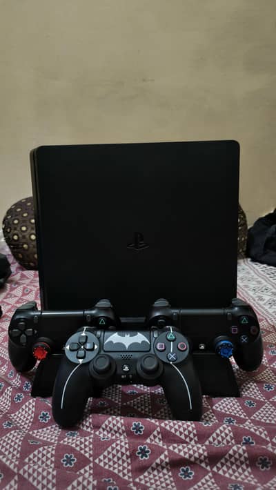 PS4 slim (1TB) Jail broken for sale 9/10 condition