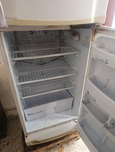 Refrigerator with stabiliser for sale