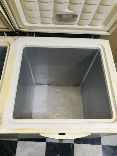 Double door waves freezer