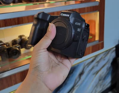 Canon R (Brand new) (Fresh import) (Like new)