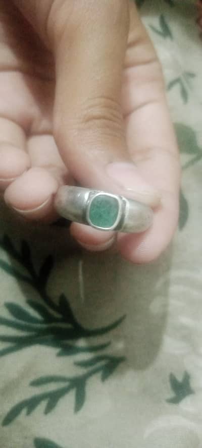 silver ring with Emereld stone