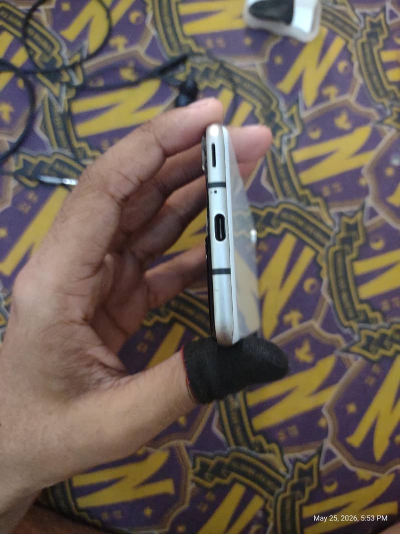 Sharp Aquos R3 5