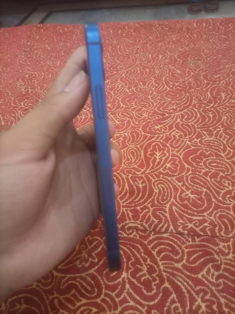 Apple iPhone 12 4
