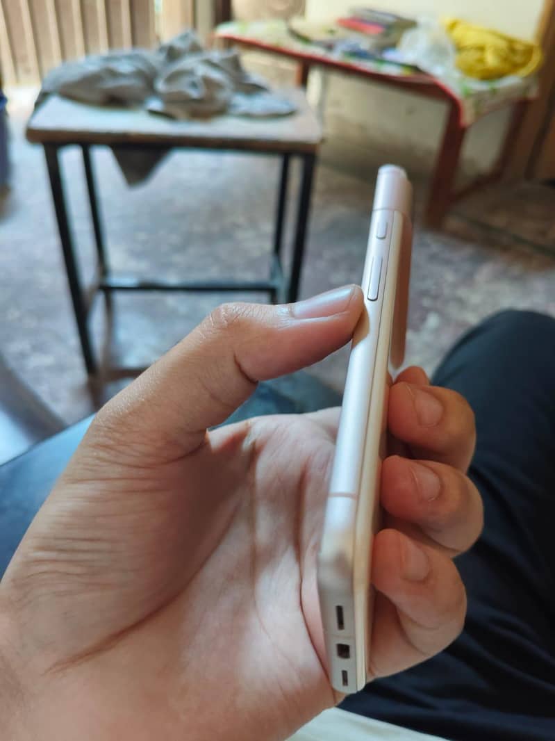 Google Pixel 8 4