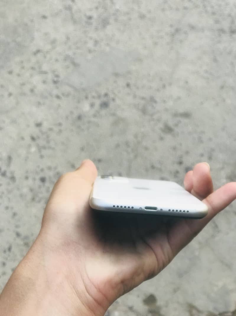 Apple iPhone 11 3