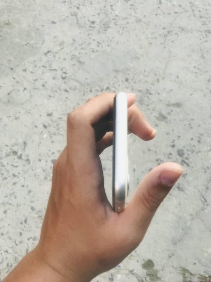 Apple iPhone 11 4