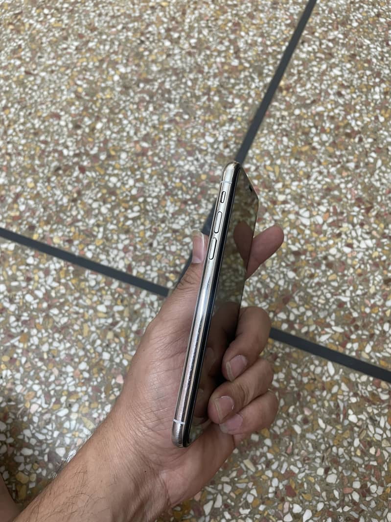 Apple iPhone X 4
