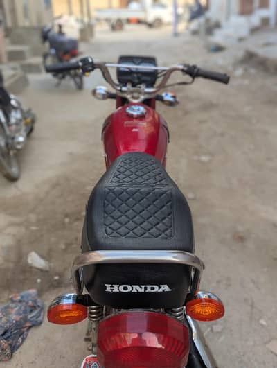 Honda CG 125 2021 model 9 manth ki ha Karachi number