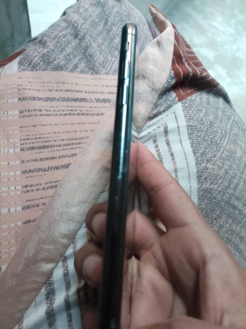 Apple iPhone X 4