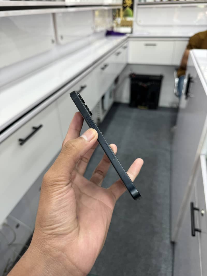 Apple iPhone 13 2