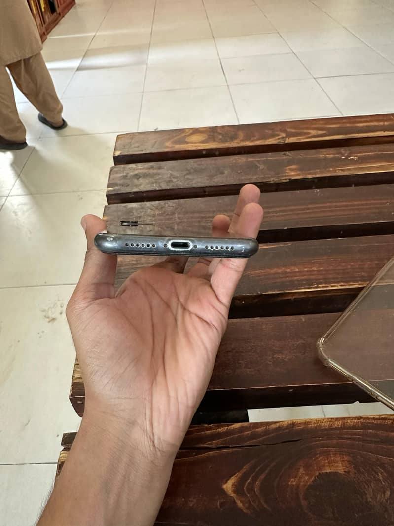 Apple iPhone 11 4