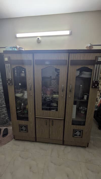 Divider of room set in good condition