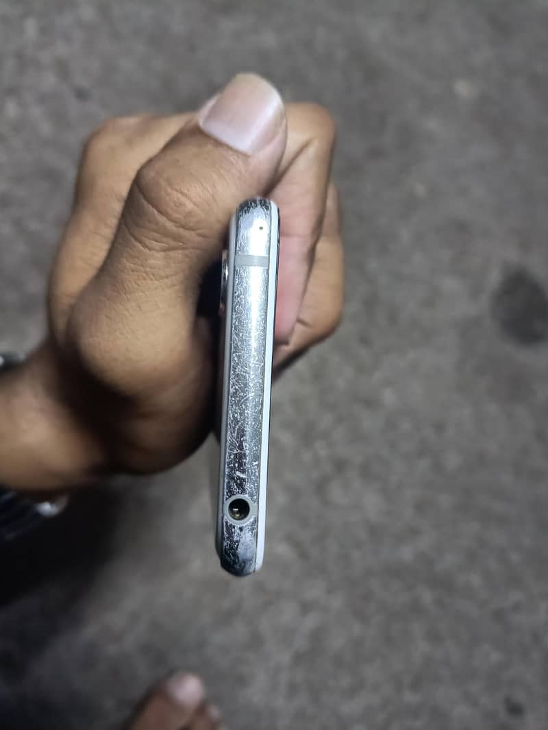 Sharp Aquos R2 3