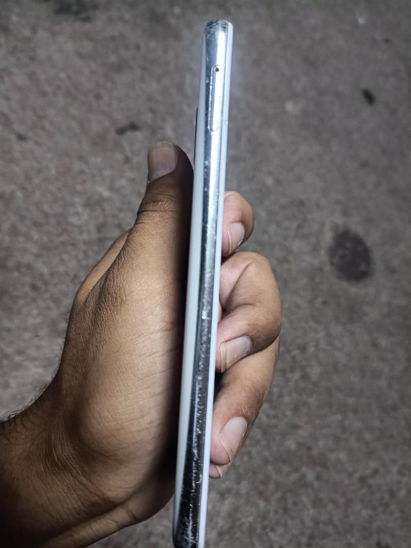 Sharp Aquos R2 4