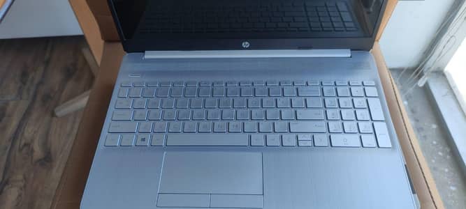 12 laptop, 12 Lenovo and 2 hp