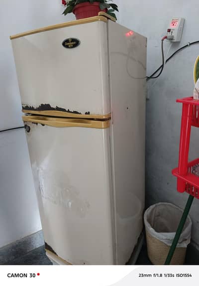 Dawlance medium size fridgefridge urgent for sale sheikhupura