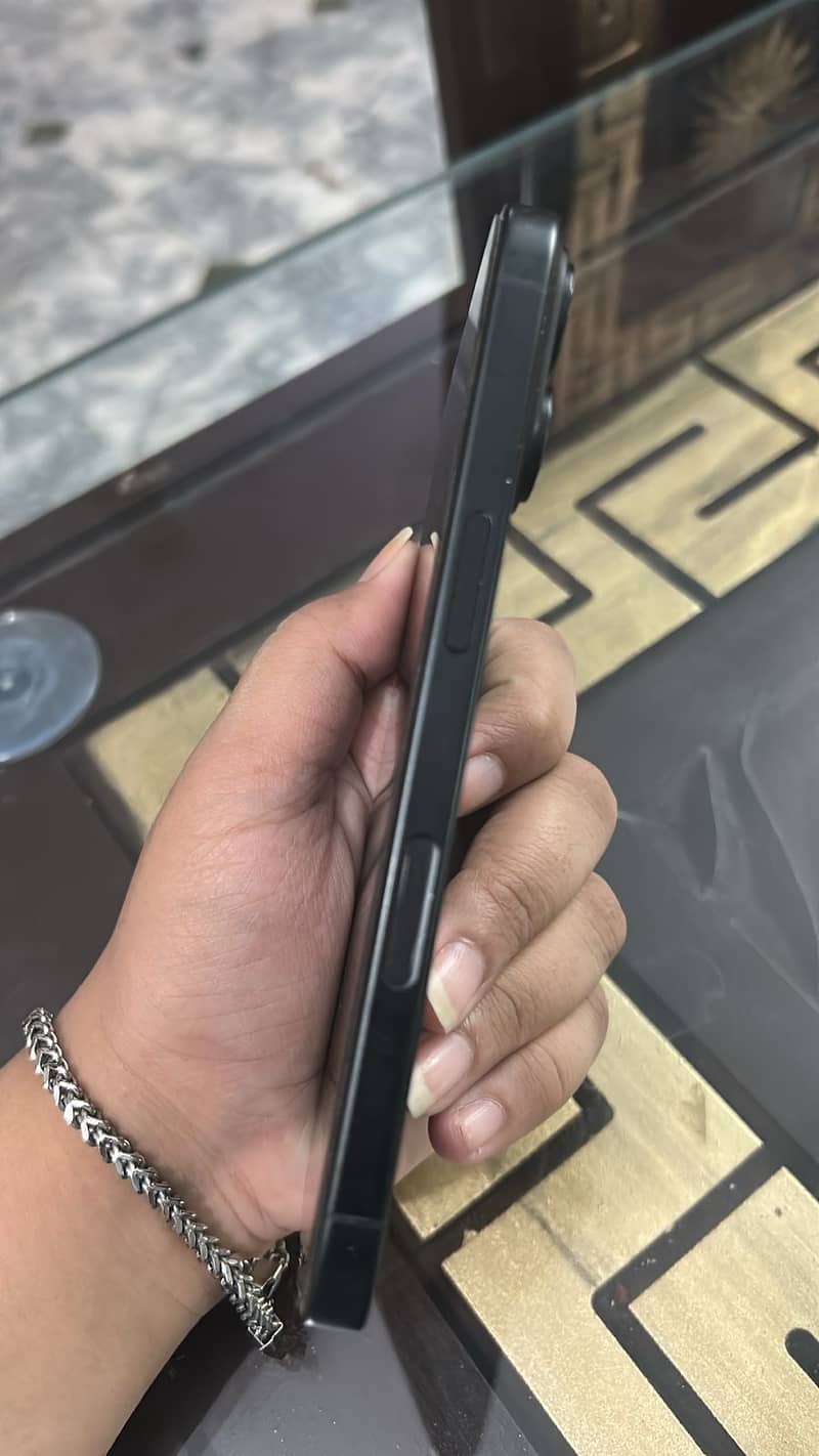Apple iPhone 16 2