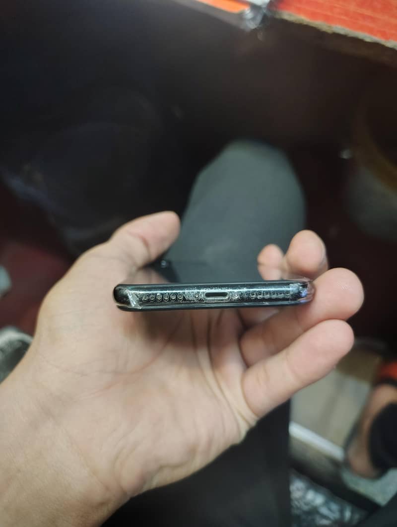 Apple iPhone X 4