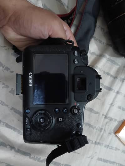 Canon Eos 6D + 50mm / 0.95 m Lens