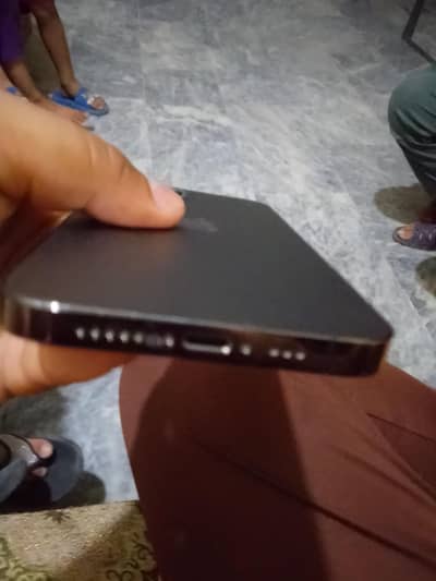 with box hai I phone 12 pro max hai  charchr non pti