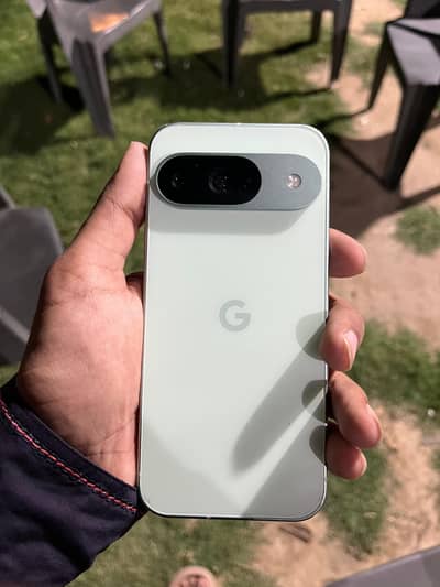 Google Pixel 9 128gb green colour 10/10 with original charger