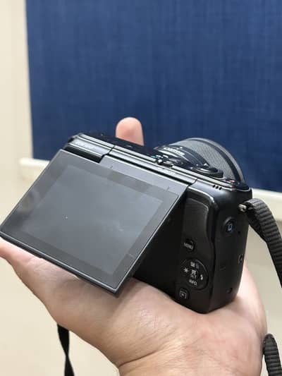 Canon EOS M10 Mirrorless Camera with 15-45mm lens