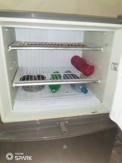 dawlance medium refrigerator