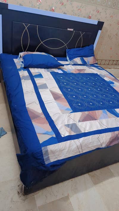 bed and 3 door almari