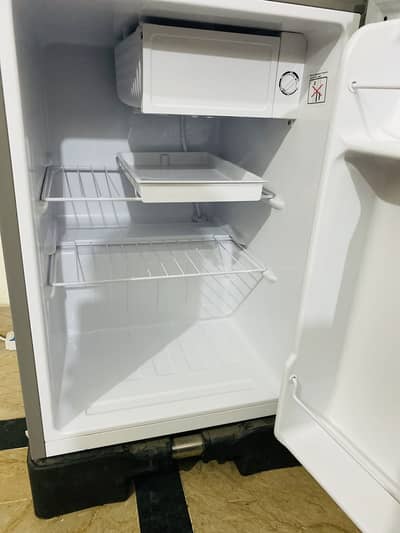 DMB 4467 MiniBar Single Door Refrigerator