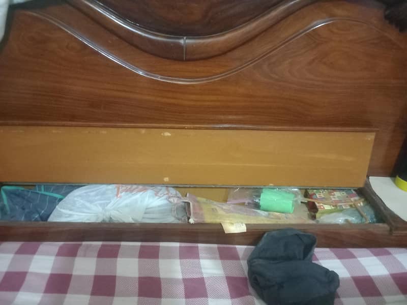 bed side table drasing mattress 2