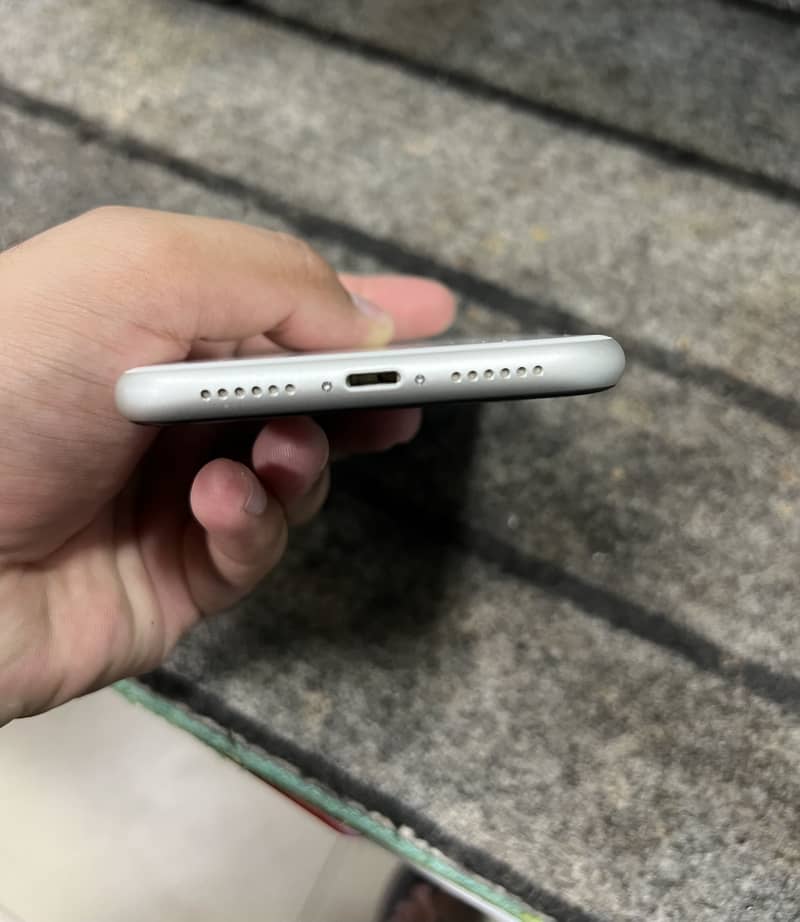 Apple iPhone 11 4