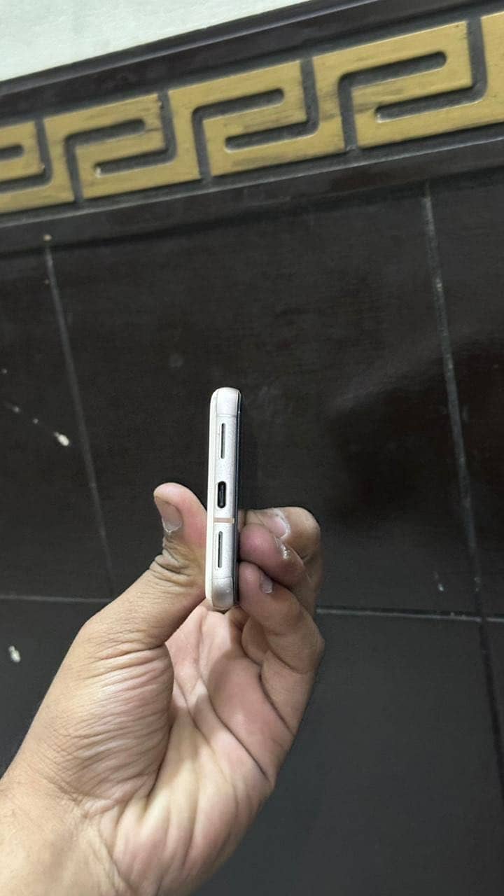 Google Pixel 8 4