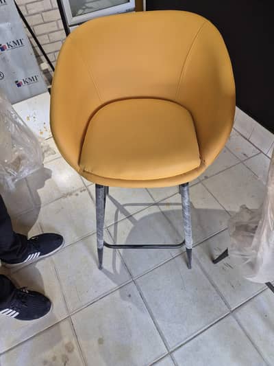 5 bar stools 2 yellow 3 black
