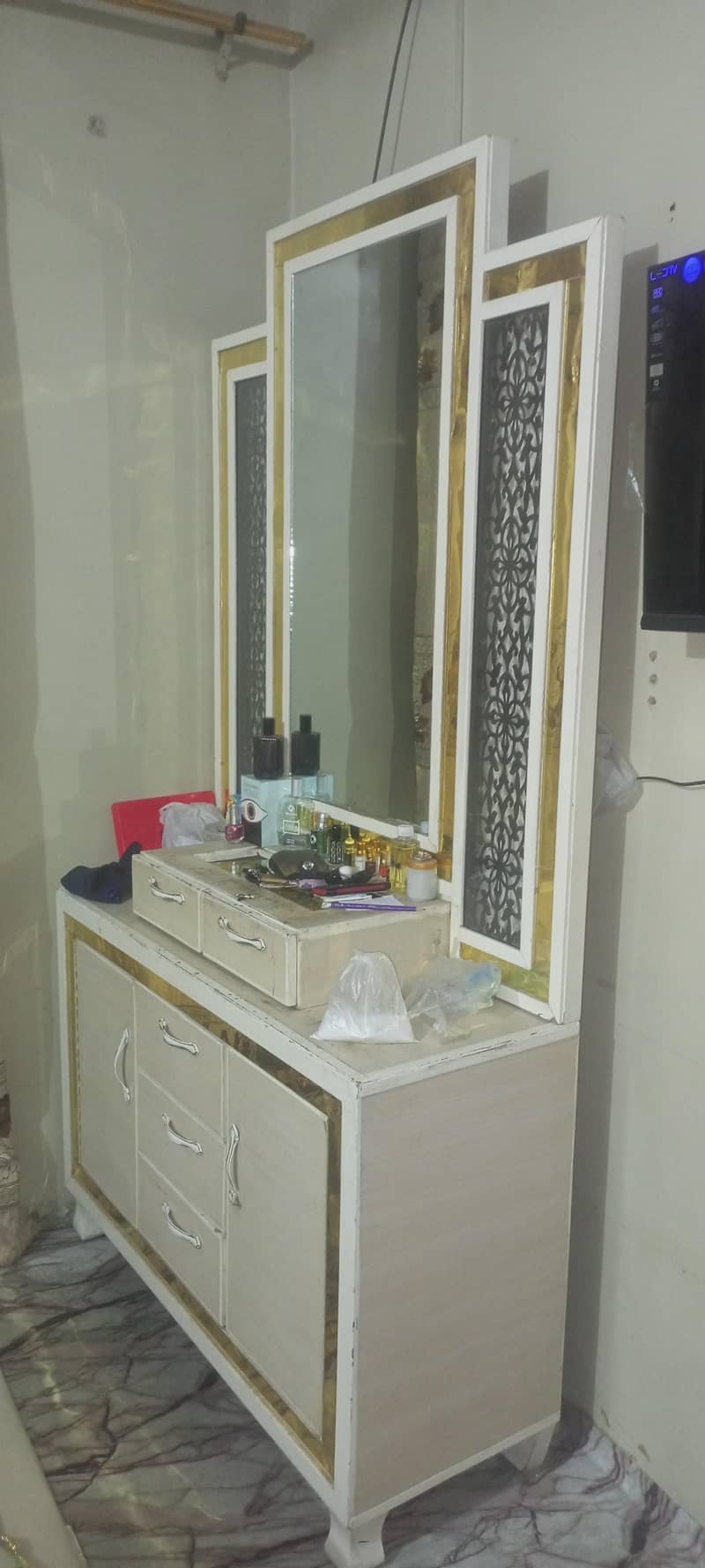 divider & dressing table 1