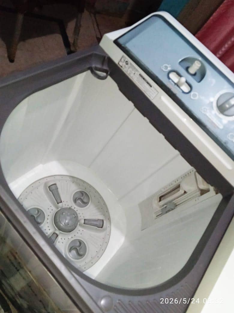 L. G washing machine twin tub model number P100RON 16