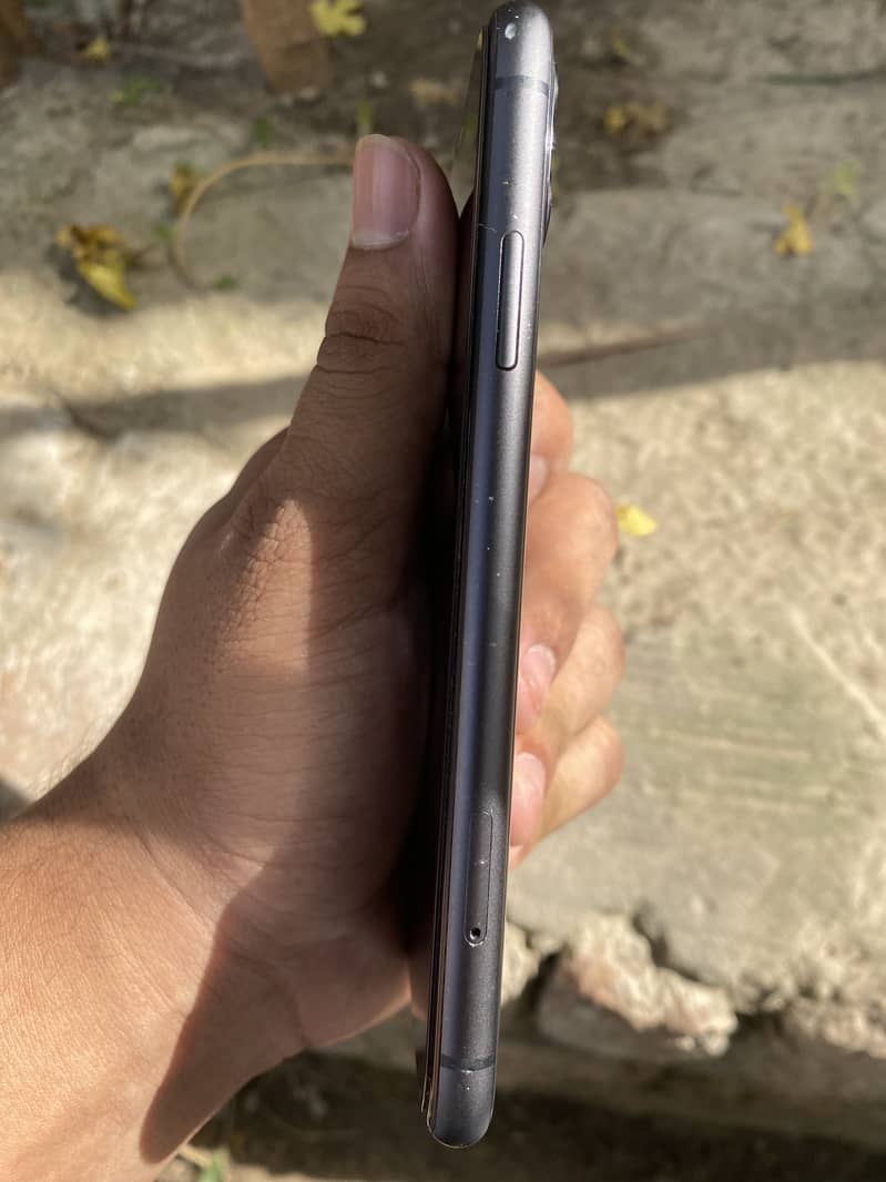 iPhone 11 3