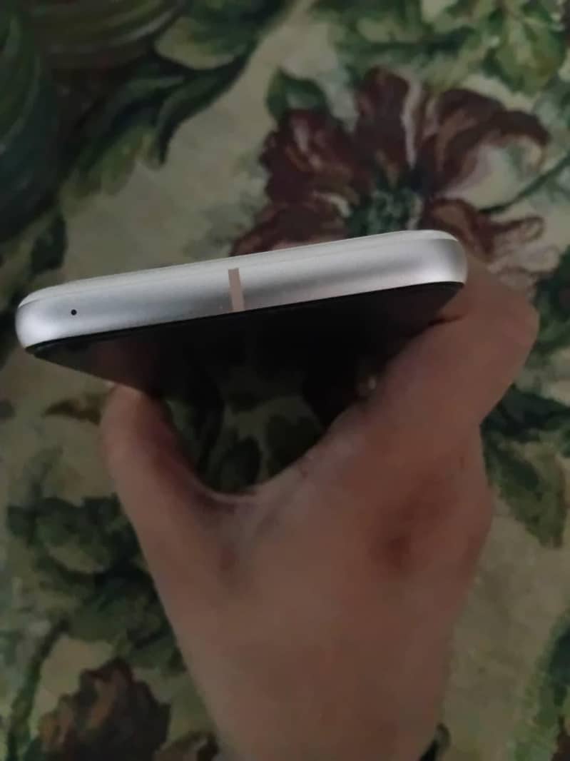Google Pixel 8 4