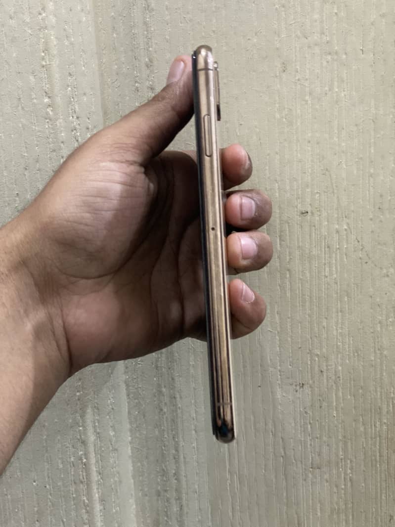 Apple iPhone XS Max 3