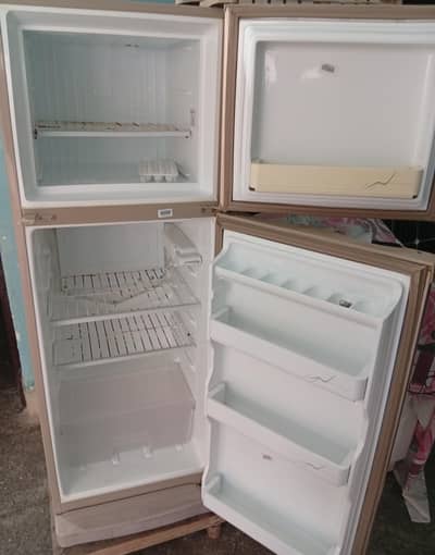 Dawlance medium size fridge for sale excellent condition with stabili