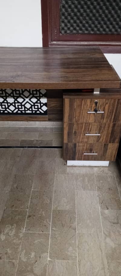 Modern Office Table for Sale – Used (Excellent Condition)
