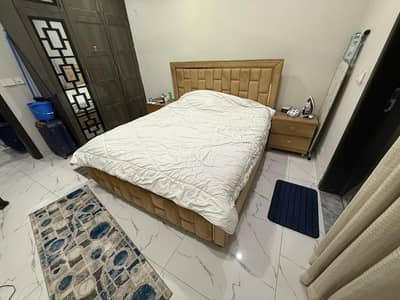Queen Bed with 2 sidetables